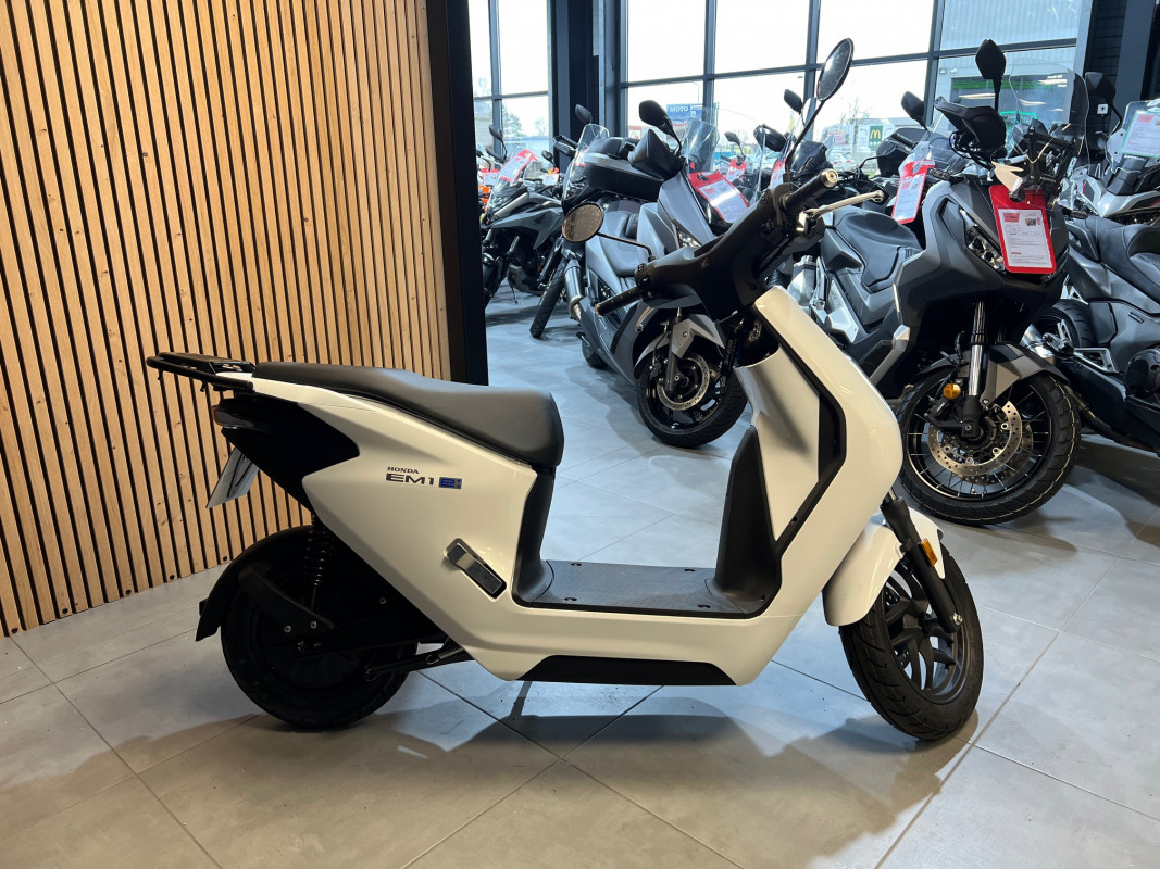 ROYAL ENFIELD HIMALAYAN SCRAM 411 RACING BIKES  WARCQ 